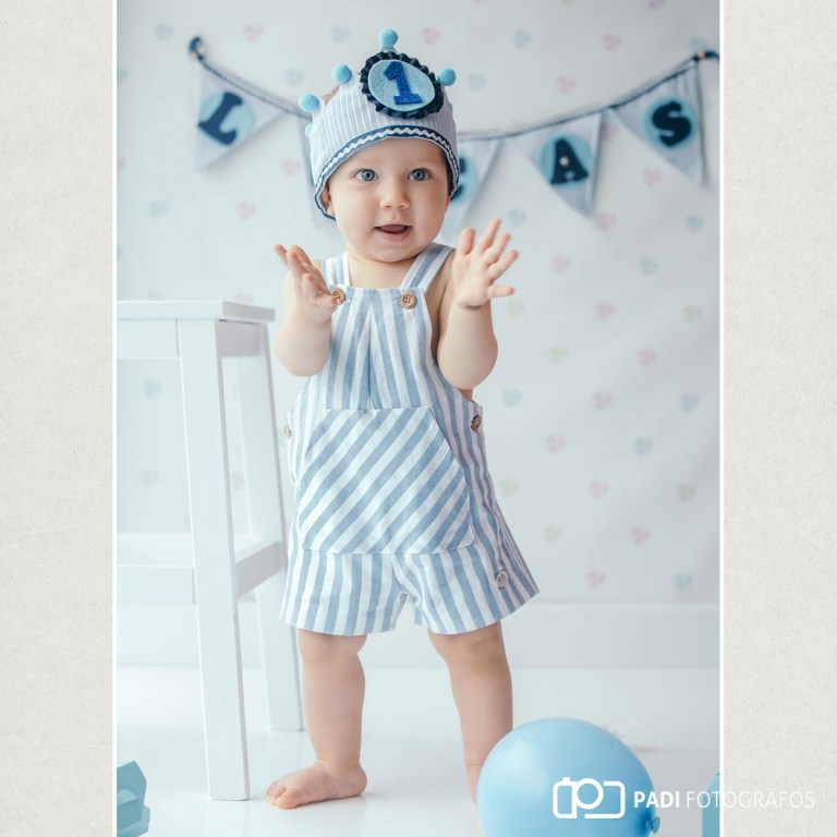 Fotografia de estudio de bebe con tarta de cumpleaños