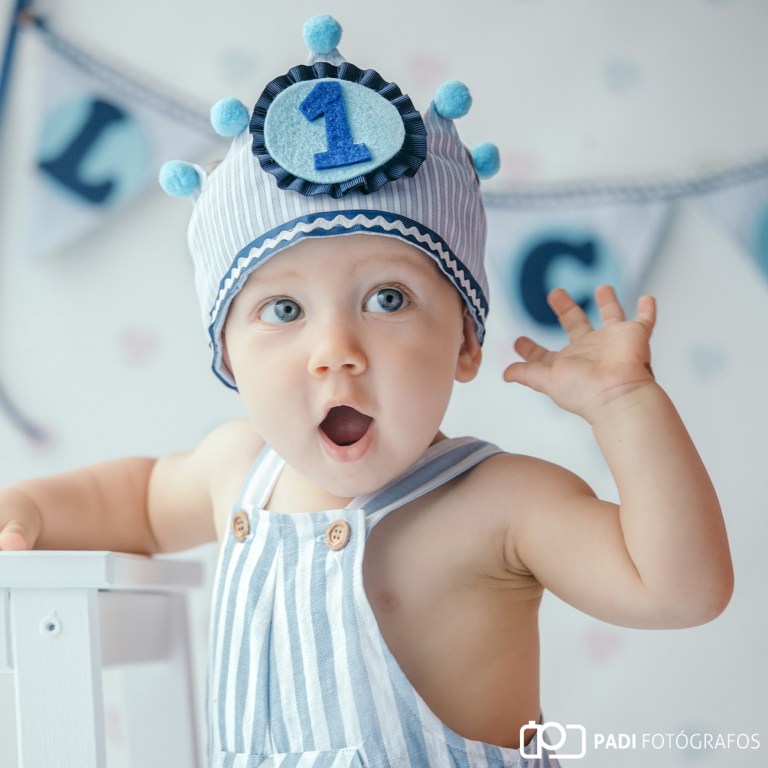 Fotografia de estudio de bebe con tarta de cumpleaños