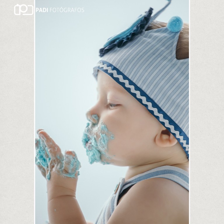 Fotografia de estudio de bebe con tarta de cumpleaños