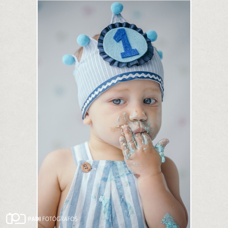 Fotografia de estudio de bebe con tarta de cumpleaños